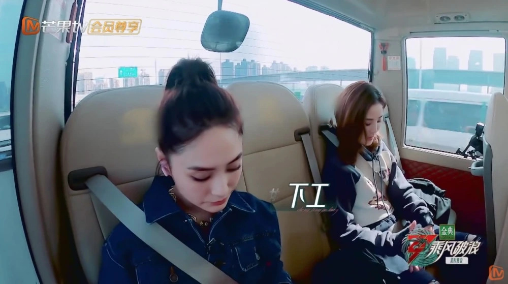 原本对着镜头笑容满脸的两人，一拍完照后，两人就迅速变脸。