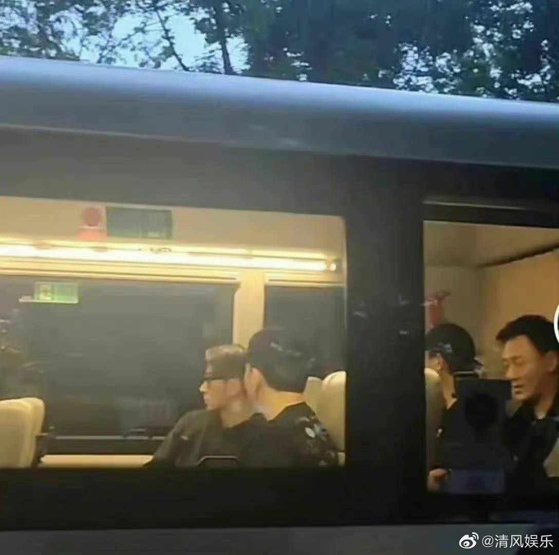 吴卓羲、林峰和张智霖等港星一起乘坐一辆小巴