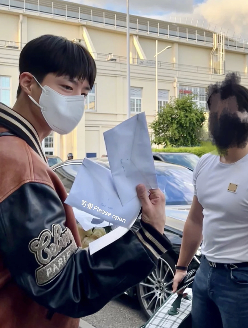 让人没想到的是刚抵达巴黎的朴宝剑,在和粉丝们打招呼时被其中一名粉丝误当成Lisa的助理。