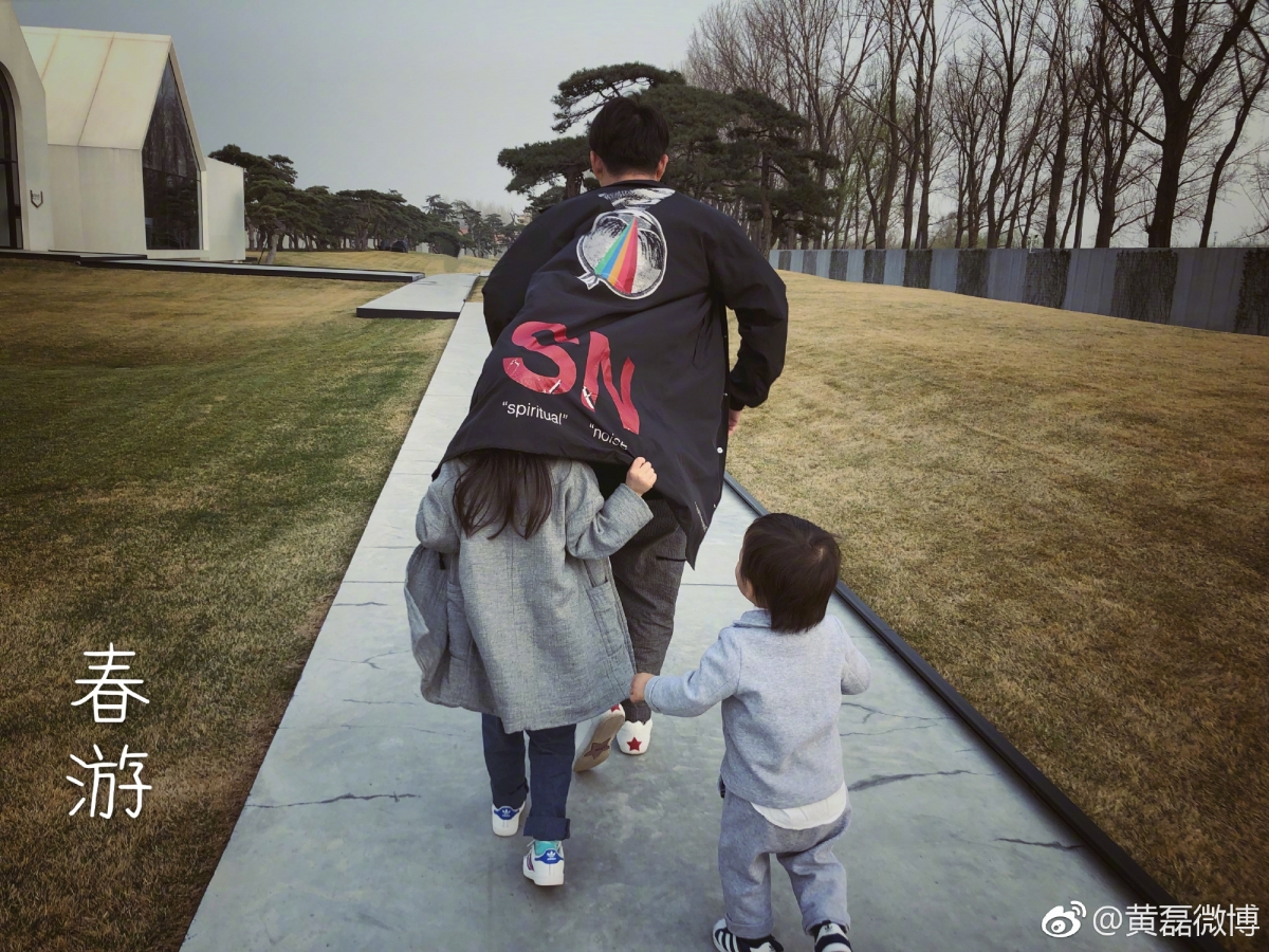 黄磊过于保护儿子的这个行为引发外界许多揣测,甚至被批「重男轻女」