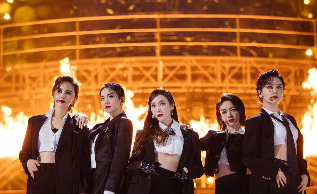 《OKAY》组黑西装造型超帅气又性感