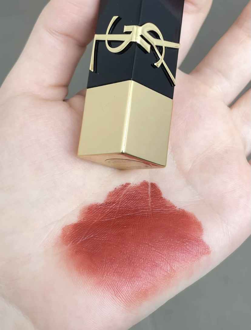 喜欢的集美们一定要趁断货之间，赶紧入手自己喜欢的口红色号哦～