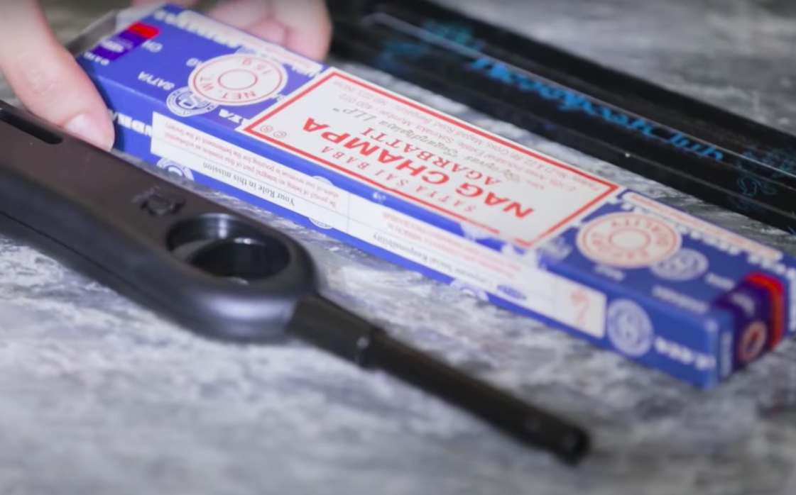 她最喜欢的是Nag Champa的香熏线香,燃点一支后就能让整个空间围绕着疗愈香味~