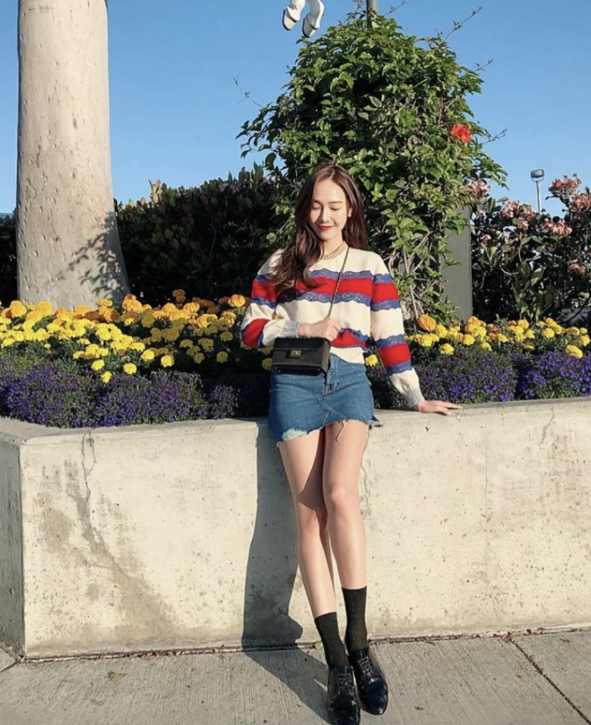 她也是喜欢偏韩系的穿搭风格，像是长款卫衣搭配A字短裙，最合适小个子女生的搭配～