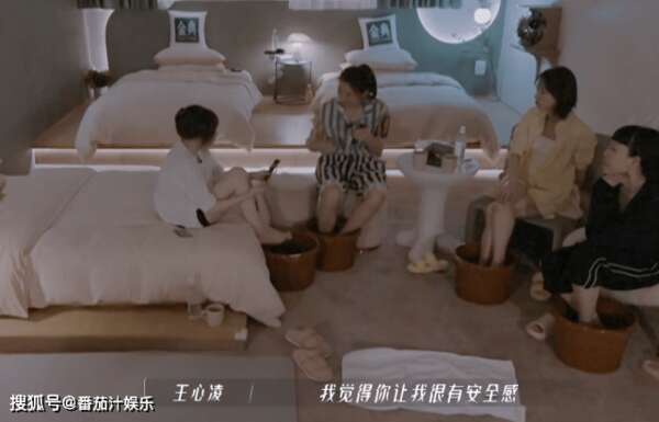 毕竟王心凌曾说过,是黄小蕾一直帮助她、打开心房、融入陌生的环境。