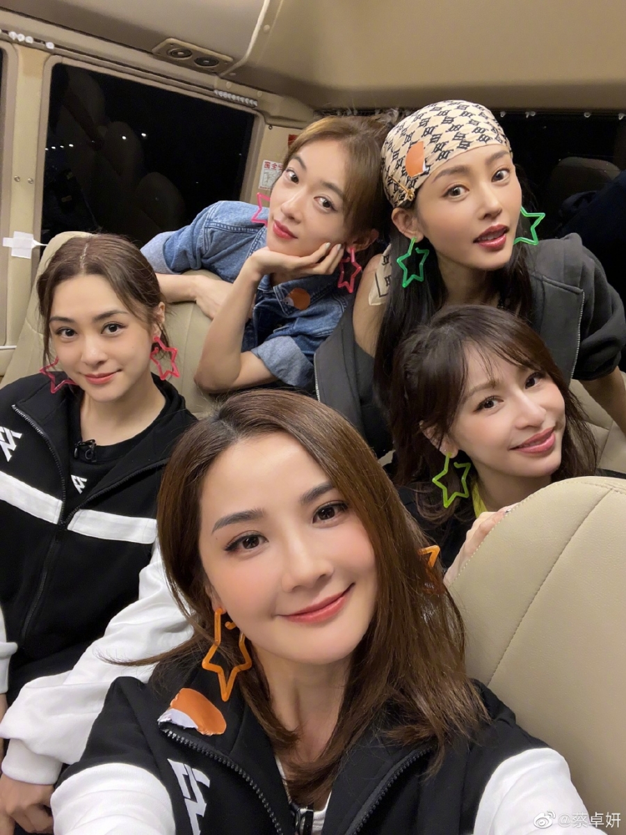 无论是日常训练、制作筹备,她也亲力亲为,绝不含糊,认真的模样也再度圈粉~