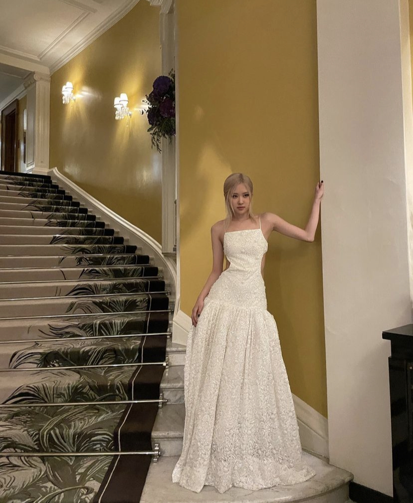 另外还有Rosé 出席了 Tiffany & Co. 展览开幕仪式，一身白色闪亮礼服夜瞬间登上热搜。