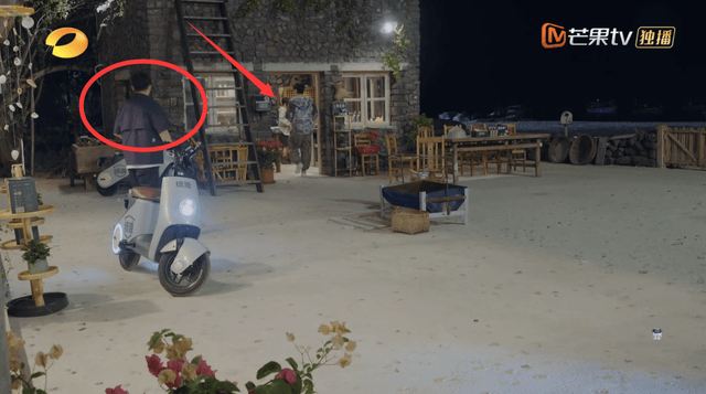 但吃瓜群众到现在也没有找到爆料网友所说的洗碗阿姨的镜头，反倒是发现了张子枫洗碗的镜头。