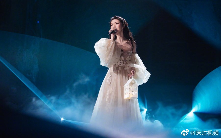 薛凯琪初舞台选择了张国荣的《今生今世》,仙气造型、不老容颜,加上精湛的歌喉引发网友议论~