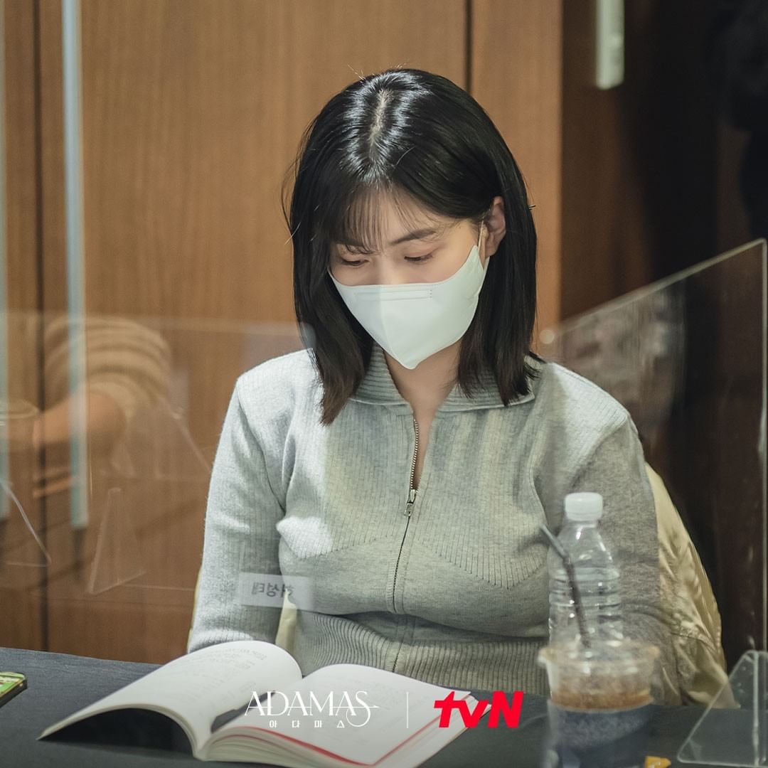 李秀敬则饰演TNN社会部记者金瑞熙一角。