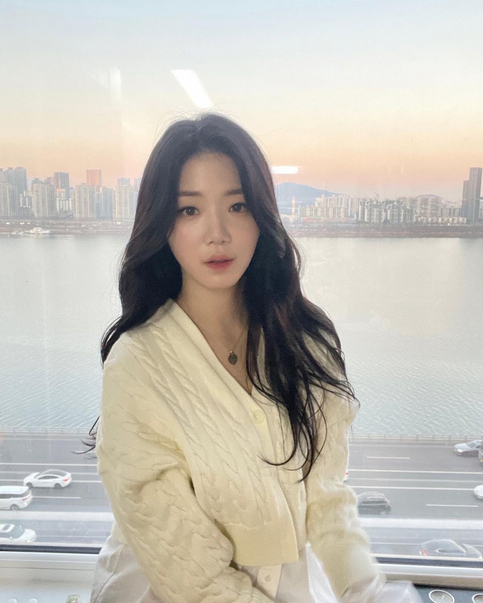 对外宣布已经和申芝燕正式签约,将协助她全方位进军娱乐界