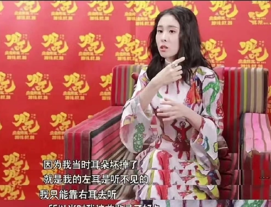 她坦言自己只能依靠右耳去听，一首歌录了好长时间才完成。