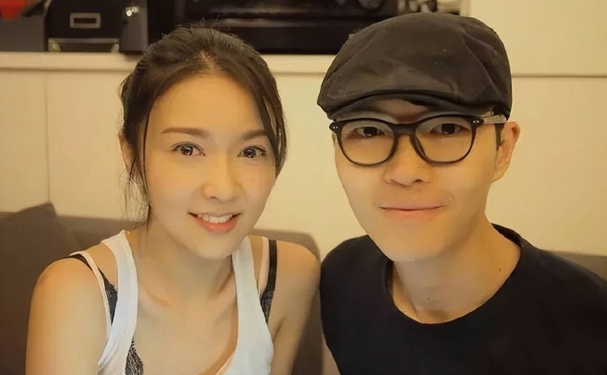 最终,在医生和朋友的精心呵护下,薛凯琪逐渐走出阴霾,也融化了父母之间的裂痕。