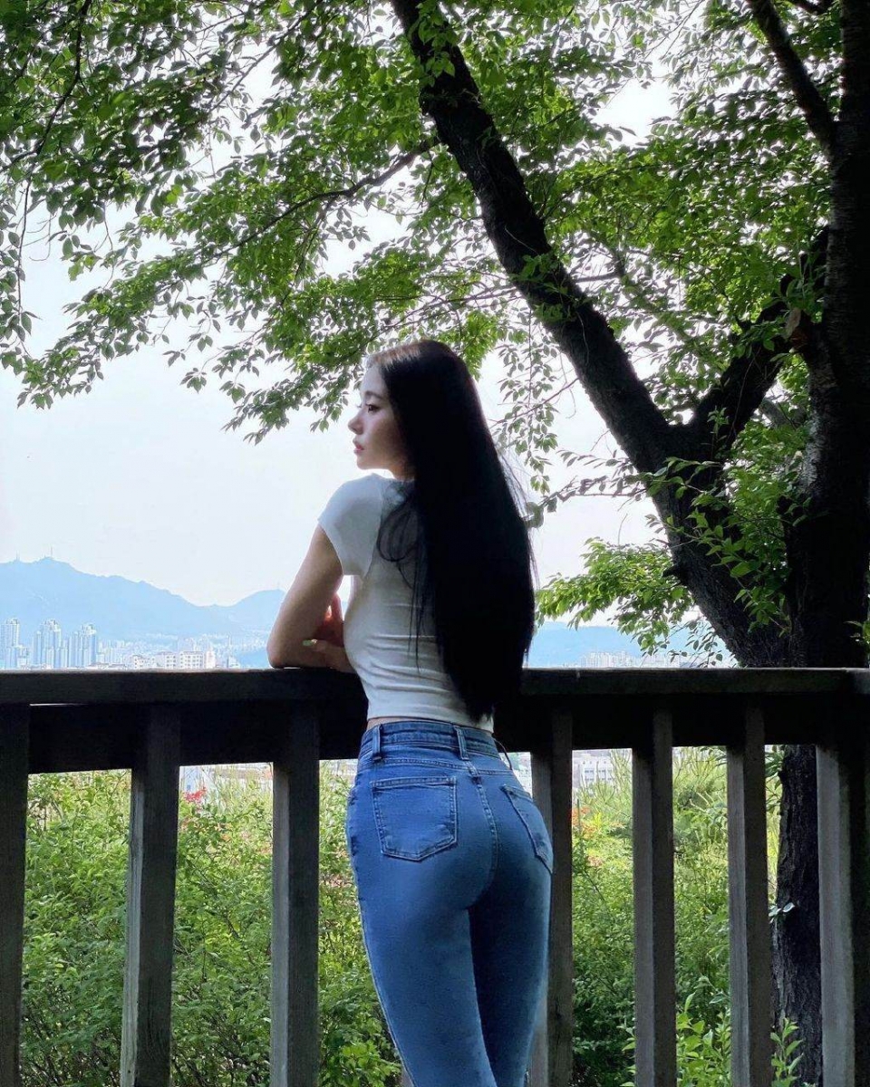 神隐数月的她忽然重启IG,久违地向大众问好,让不少粉丝感到相当惊喜。