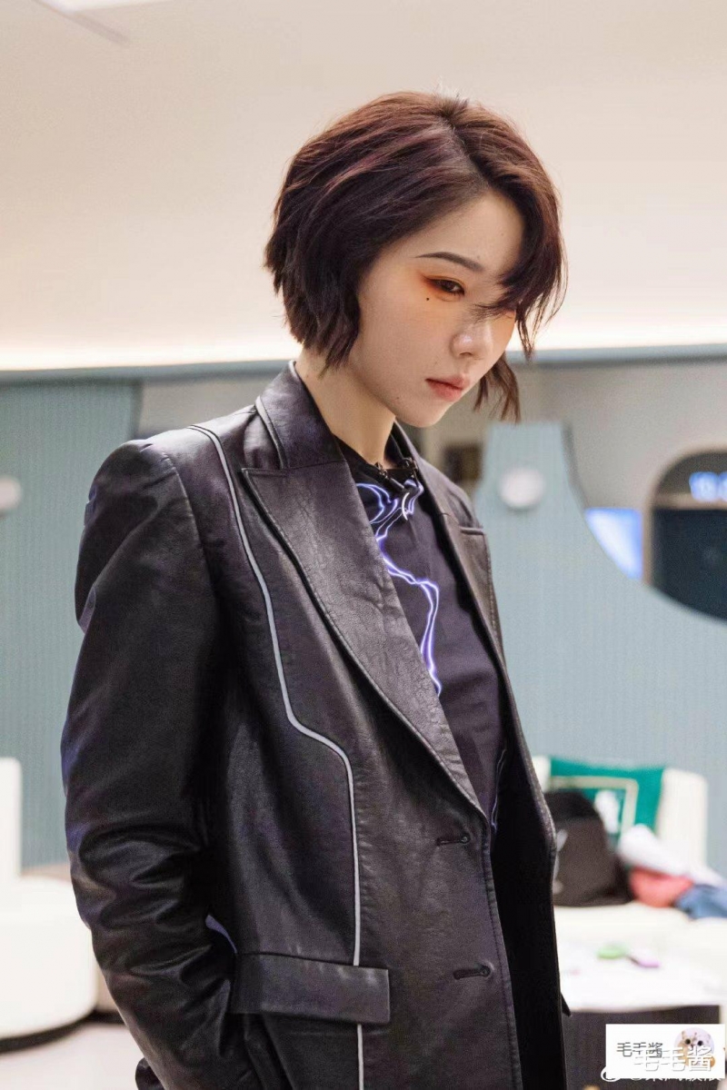 很可能是节目组三公是要淘汰刘恋的,如果她当队长的话,那就非常不容易操作了?