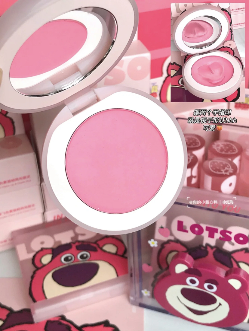 色号是俏皮可爱的桃粉色腮红,特别适合黄皮使用的膨胀色,让脸部饱满又有元气感~