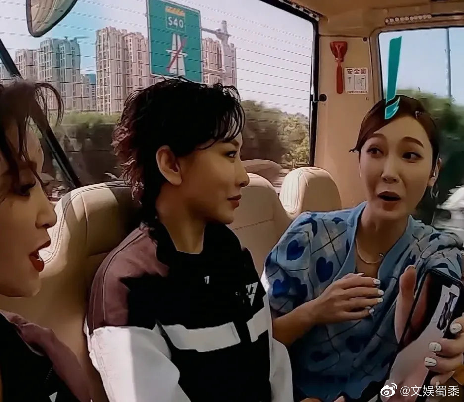 当张歆艺和儿子、袁弘通电话时,郑秀妍在一旁拿过手机想要跟张歆艺儿子亲亲时,亲了一半却发现屏幕前的人变成袁弘。