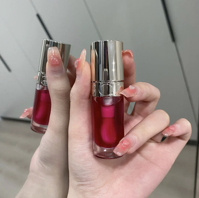 属于非常水润的质地还带不同颜色，可以护唇、做口红打底，素颜涂瞬间打造好气色！