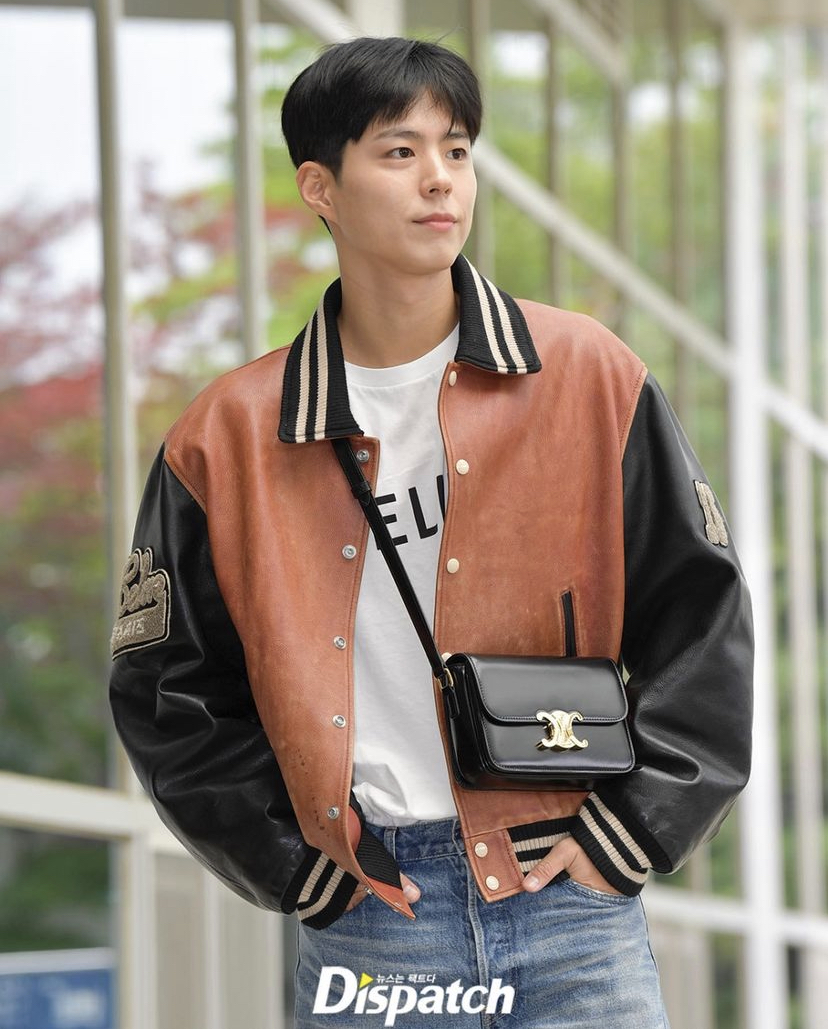 朴宝剑身穿了Celine白色T恤搭配棒球外套,还背上了Celine Triomphe Crossbody Bag现身机场。