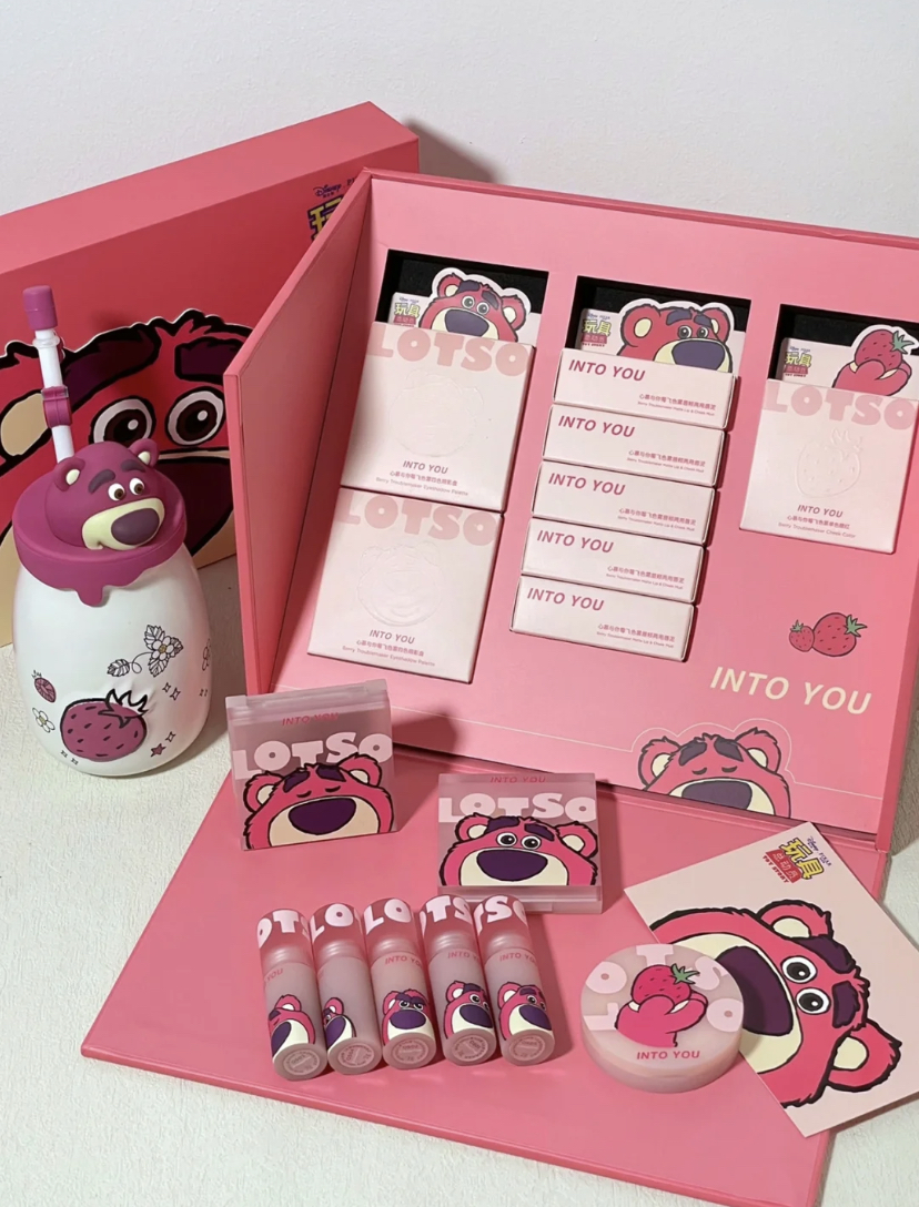 INTO YOU最新推出的新品特别与草莓熊联名,全套彩妆系列都是粉嫩嫩的,真的稳稳拿下了无数颗少女心~