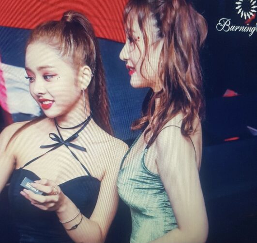 有眼尖的网友发现照片背景中,印有“Burning Sun”的标记,推测是多年前拍摄的照片。