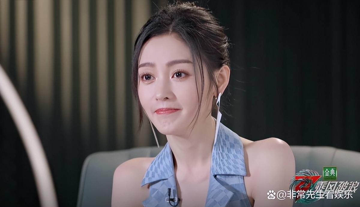 也有网友认为张天爱瘦得太夸张,肩头那两块突出的骨骼还是显得有些畸形。