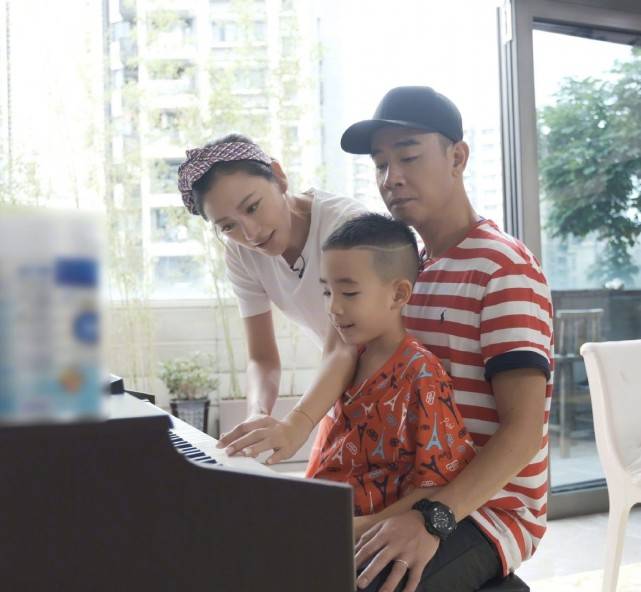 让长辈先动筷,晚辈才可以开吃