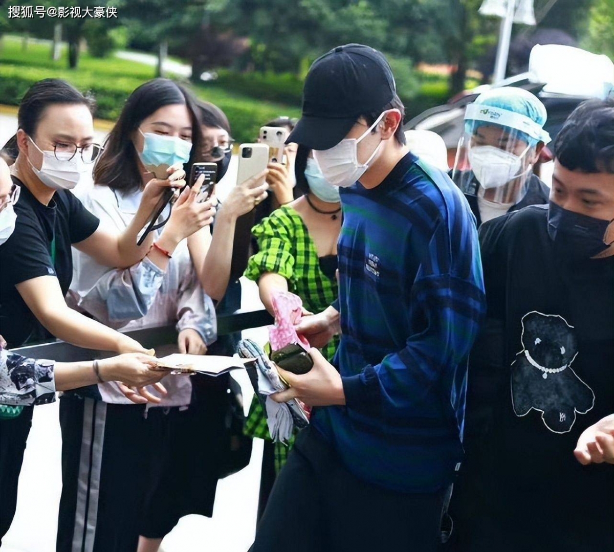 还为特意送上礼物及卡片为他打气,但他只收了粉丝卡片,其馀一概拒收。