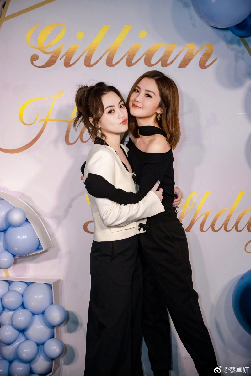 。落难时没有选择抛下她，反而不离不弃坚守在她身边，让她很感动。