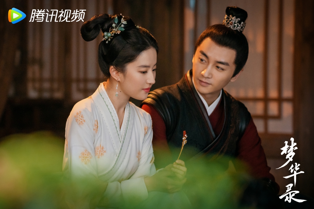 剧中男女主角「刘亦菲」和「陈晓」的高颜值搭档更是被网大赞“顾盼生辉”CP感十足!