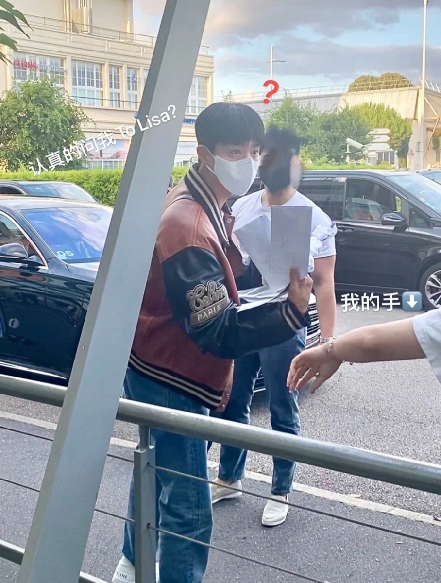 继之前朴宝剑被粉丝误认为Lisa 助理,还亲切地帮忙转交信件成为美谈。