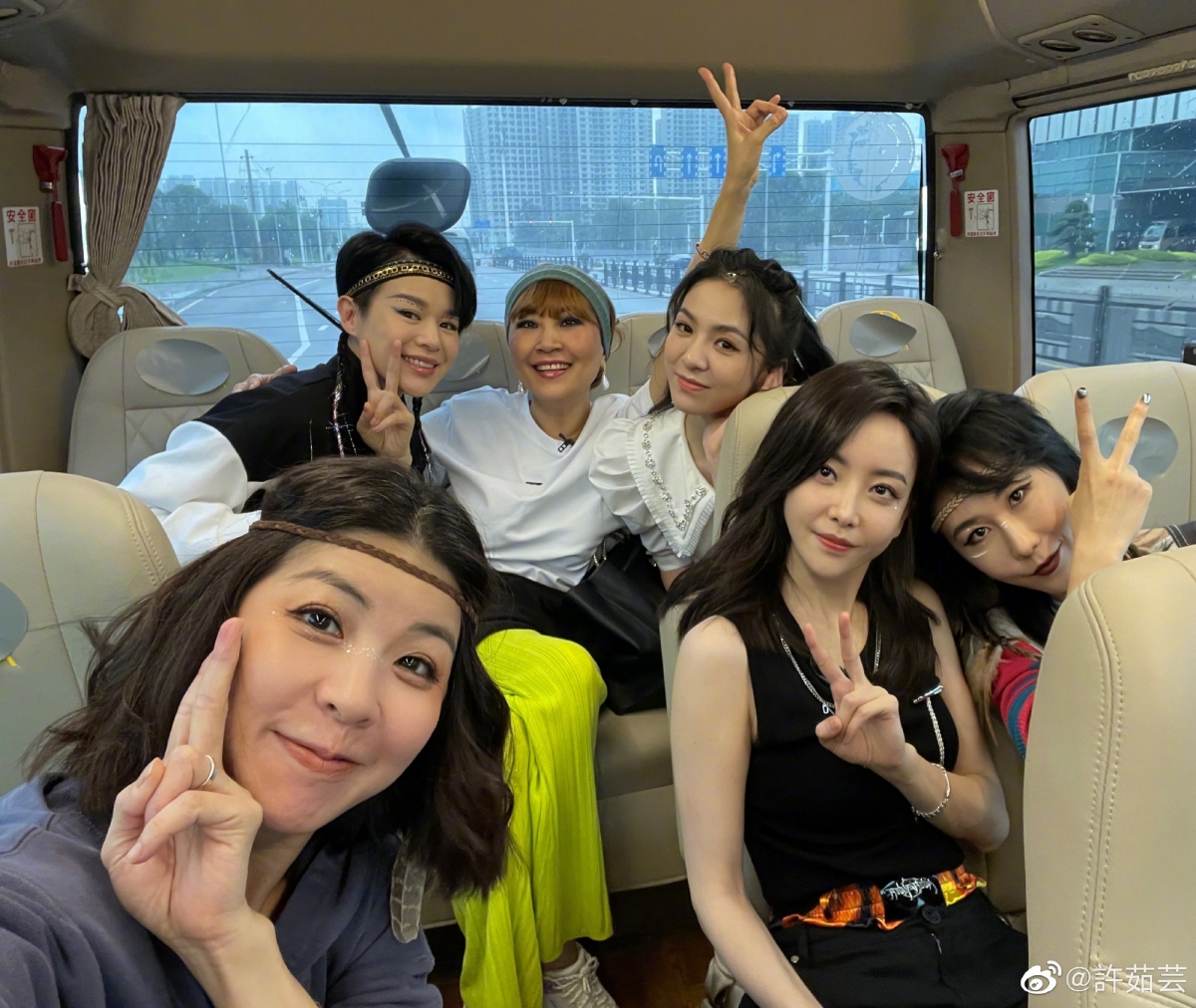 当公布淘汰名单时，于文文组的胡杏儿和许茹芸由于个人喜爱度排名垫底，所以遭受淘汰。