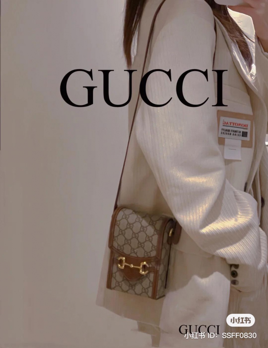 在价格非常实惠的情况下,能拥有百搭耐磨的 GUCCI 手机包