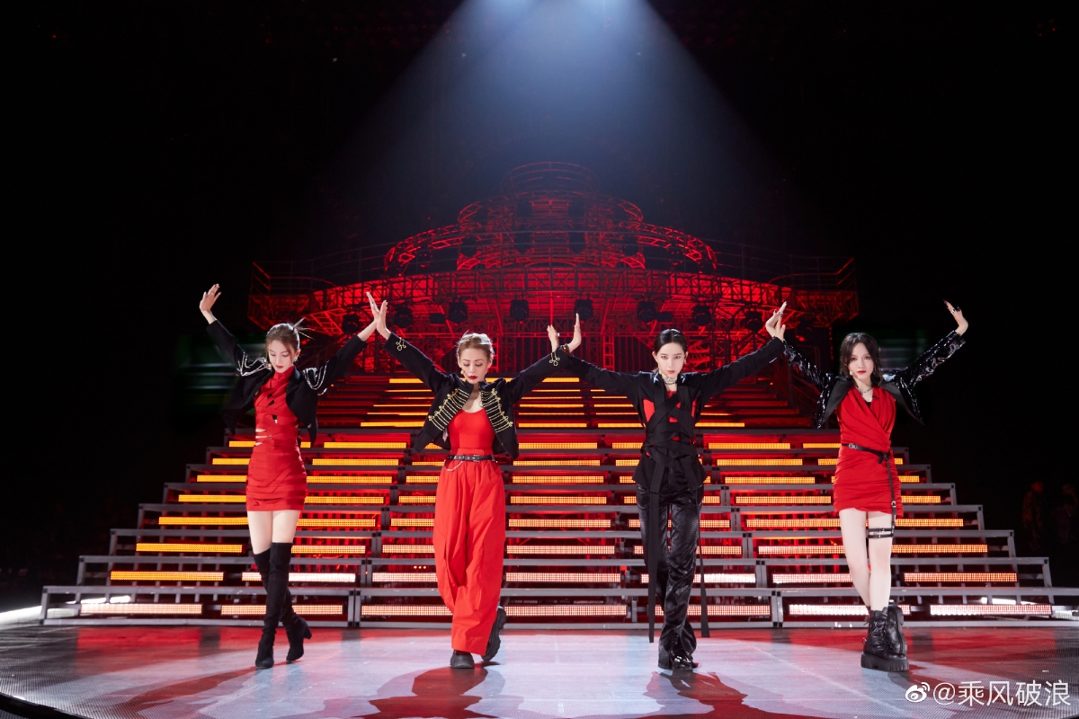 这次舞台还加入了第一季和第二季的姐姐一起来「同台」,让网友都相当期待~