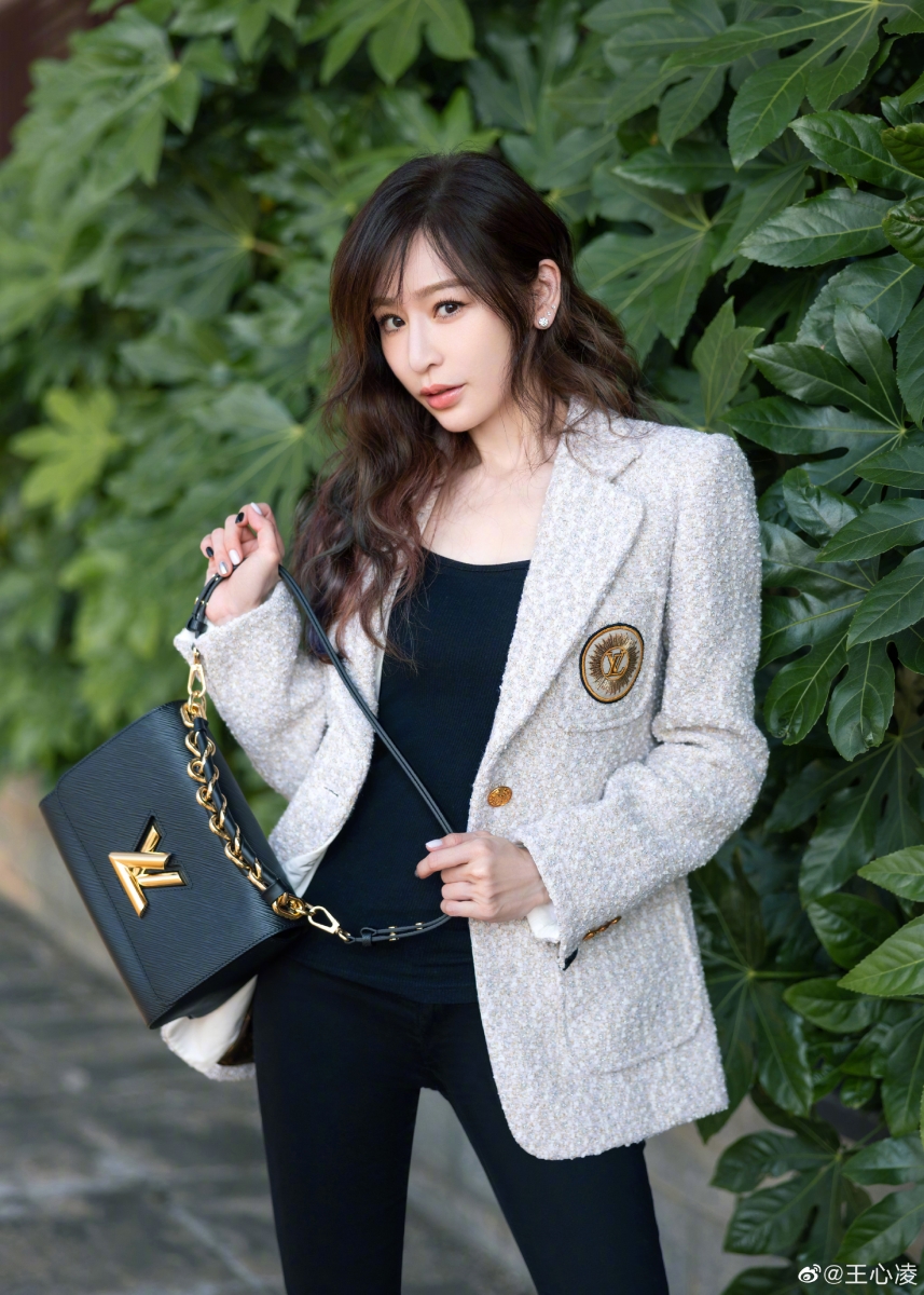 在王心凌表演时,谢娜更曾当面调侃过她老。