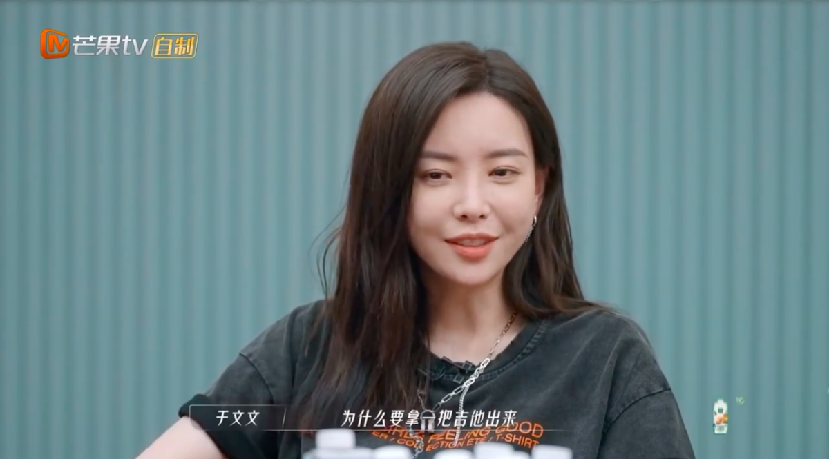 但是她还在考虑唱跳弹吉他的合理性不愿意弹。