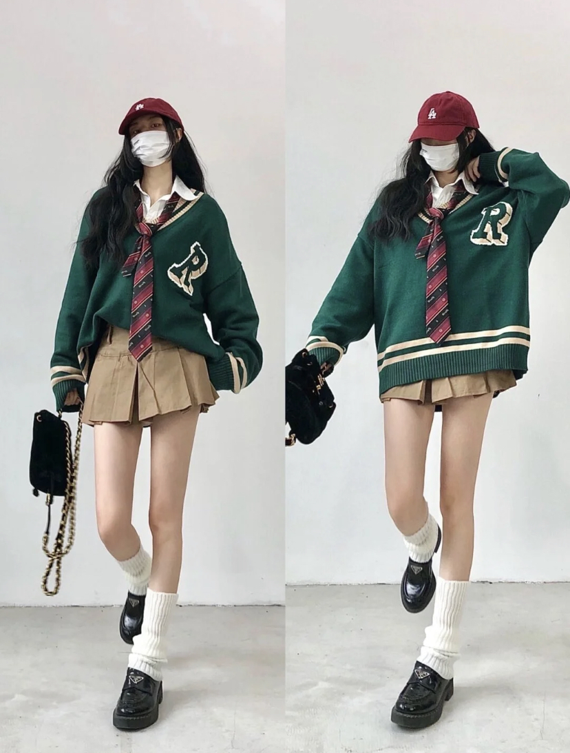 选择宽松版的棒球卫衣、菱格马甲搭配白衬衫或内搭,就能瞬间搭配出满满的氛围感!