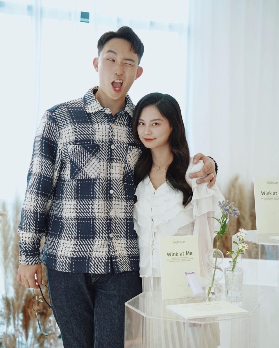 庆幸的是在他有所成就的时候,身边的那个女孩还是你