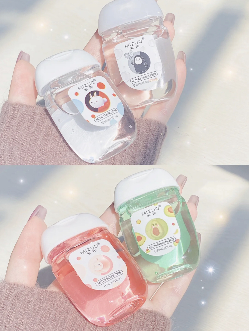 属于非常清爽的水润啫喱质地，揉搓洗手会有冰凉感，过后会留下淡淡的香味哦～