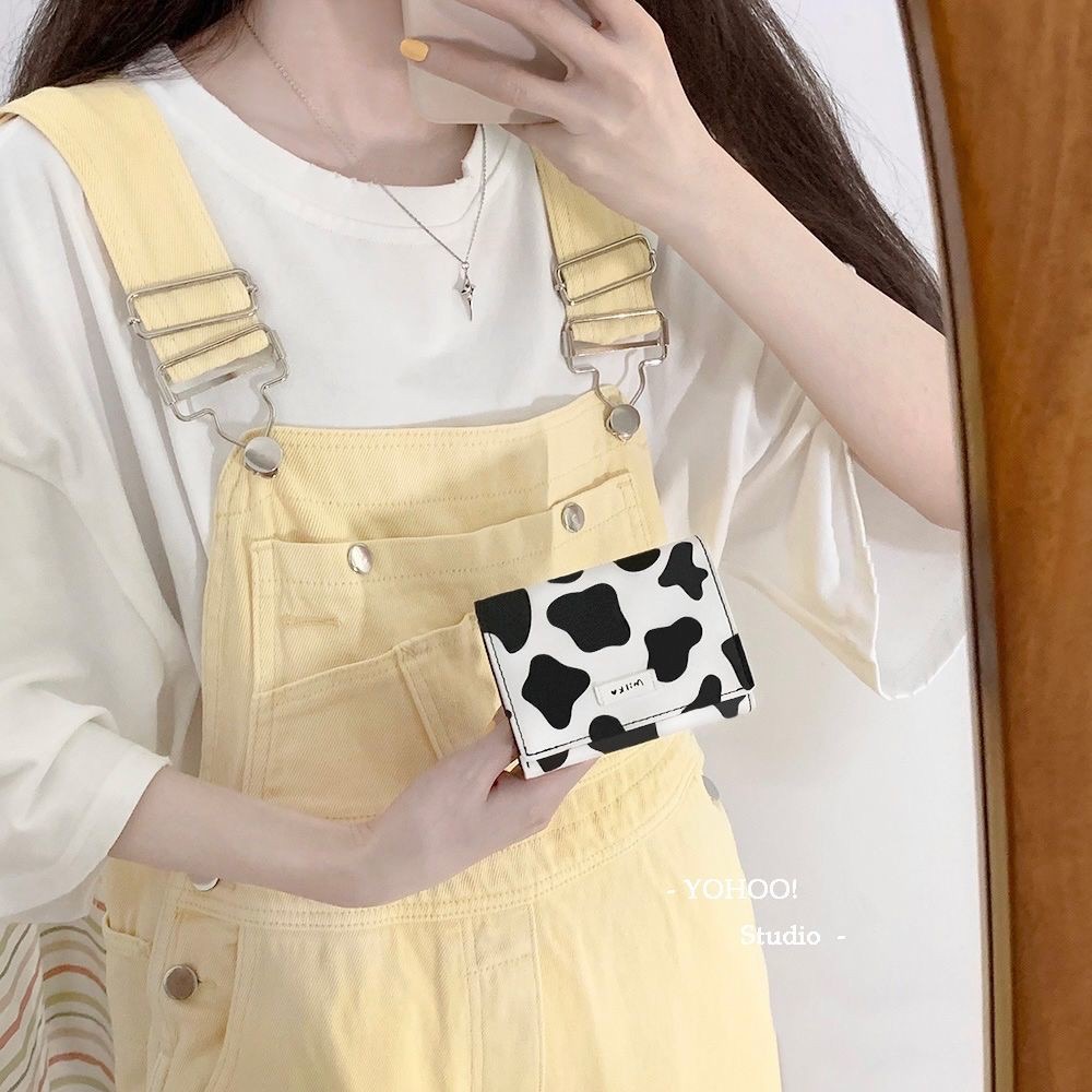 黑白配色的奶牛纹零钱包还有很大的容量,各种卡、现金和零钱都可以装下