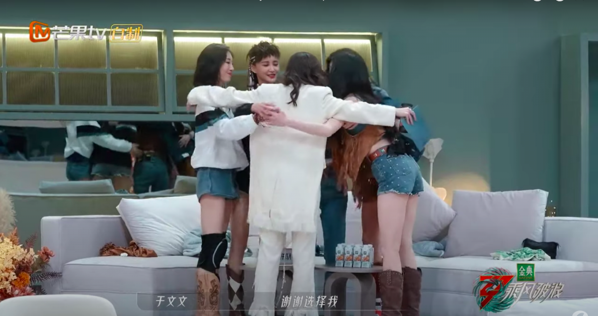 之后再走向新队友，表达自己的感激「谢谢选择我，我很开心、很荣幸」。