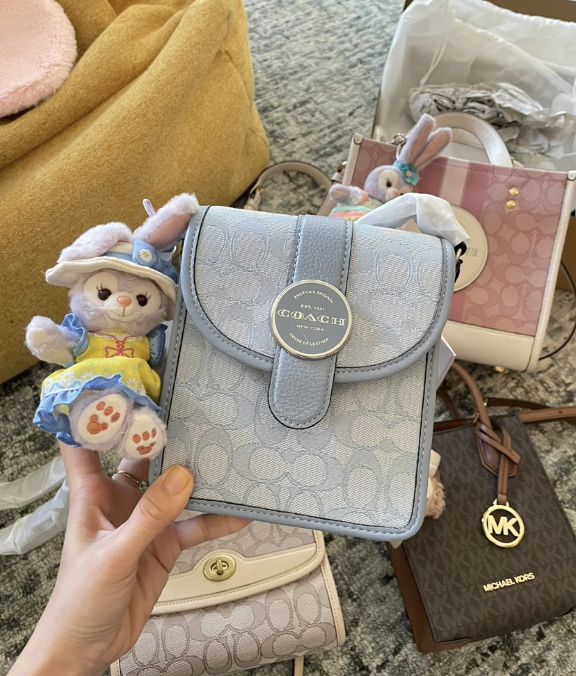 包上还有COACH的圆形磁吸扣设计,瞬间提升包包的质感。
