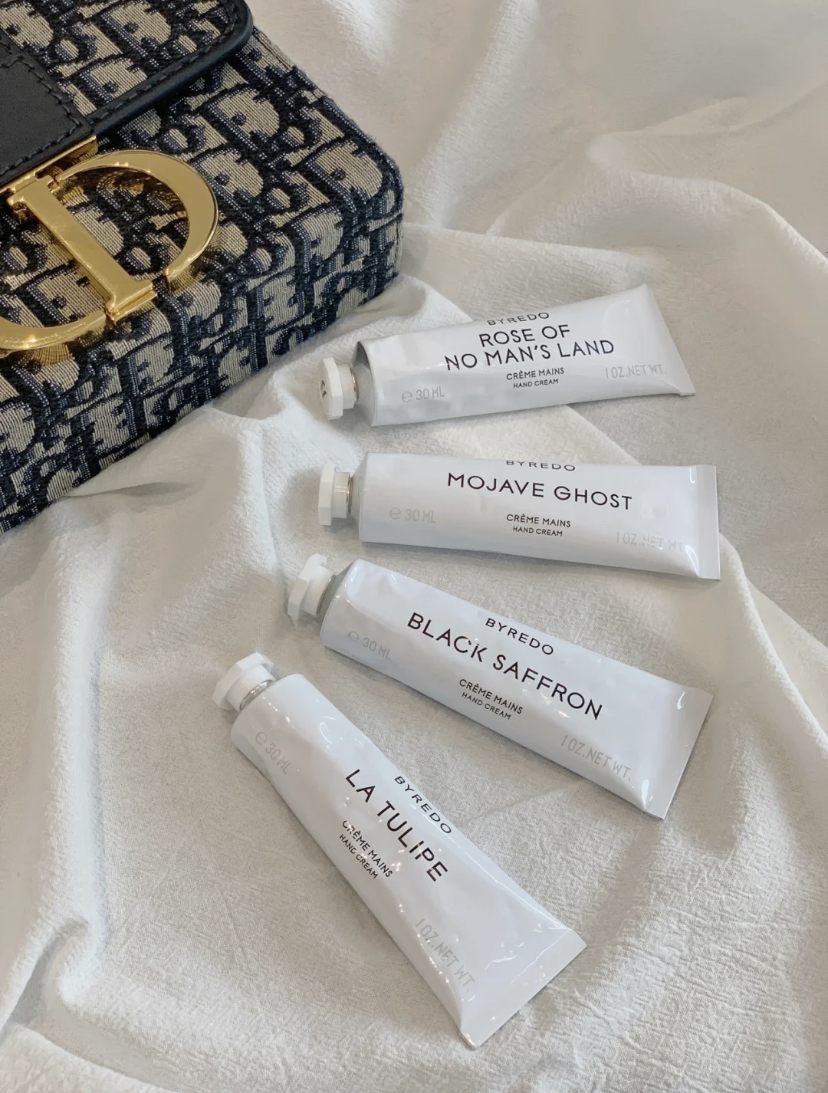 外表走冷淡的极简风体积偏向,有着他们家多款人气香水的同款香选择