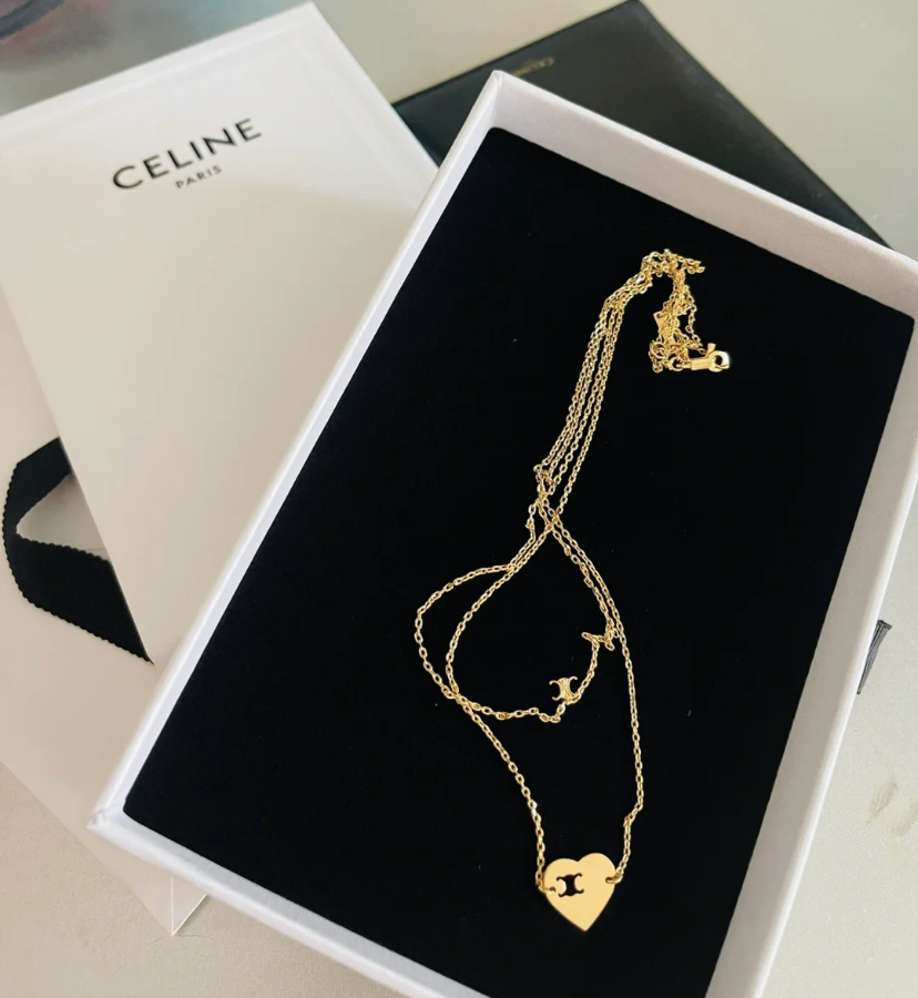 CELINE的限定爱心吊坠设计走轻奢风,但在日常佩戴也很适合不会过于夸张