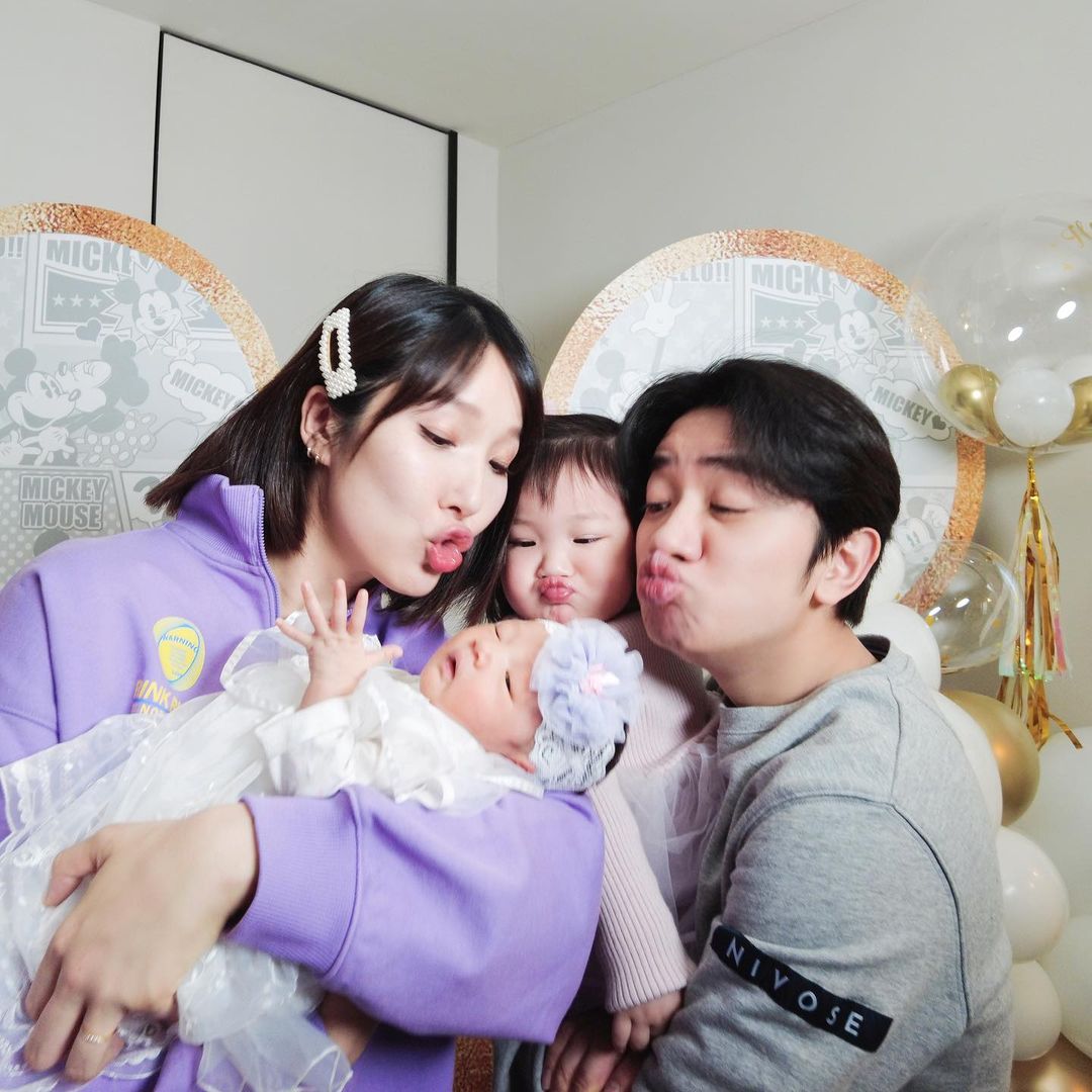 香港艺人王祖蓝和李亚男在2015年结婚,随后陆续迎来两个宝贝女儿,一家四口幸福美满~