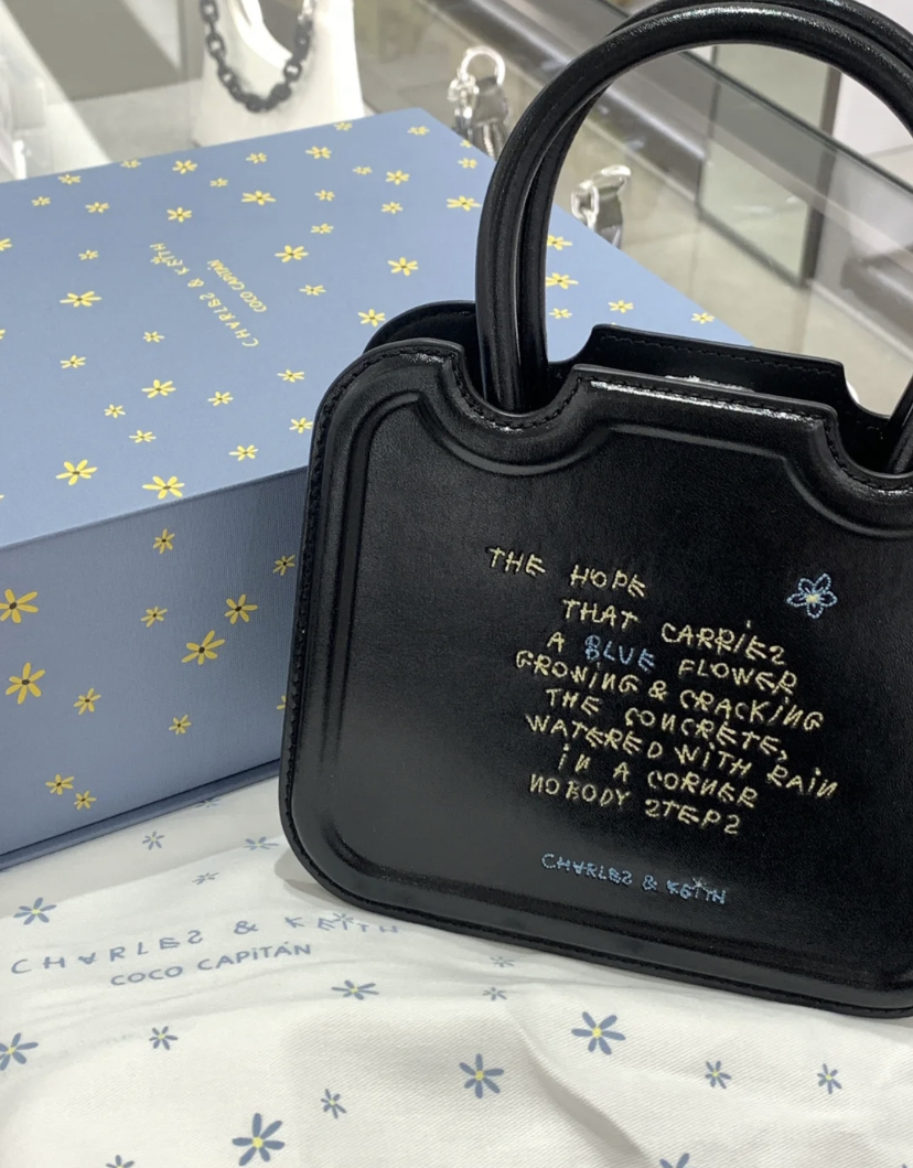 上面写着：「一朵孤独的蓝色花朵在混凝土绽放充满希望的故事」