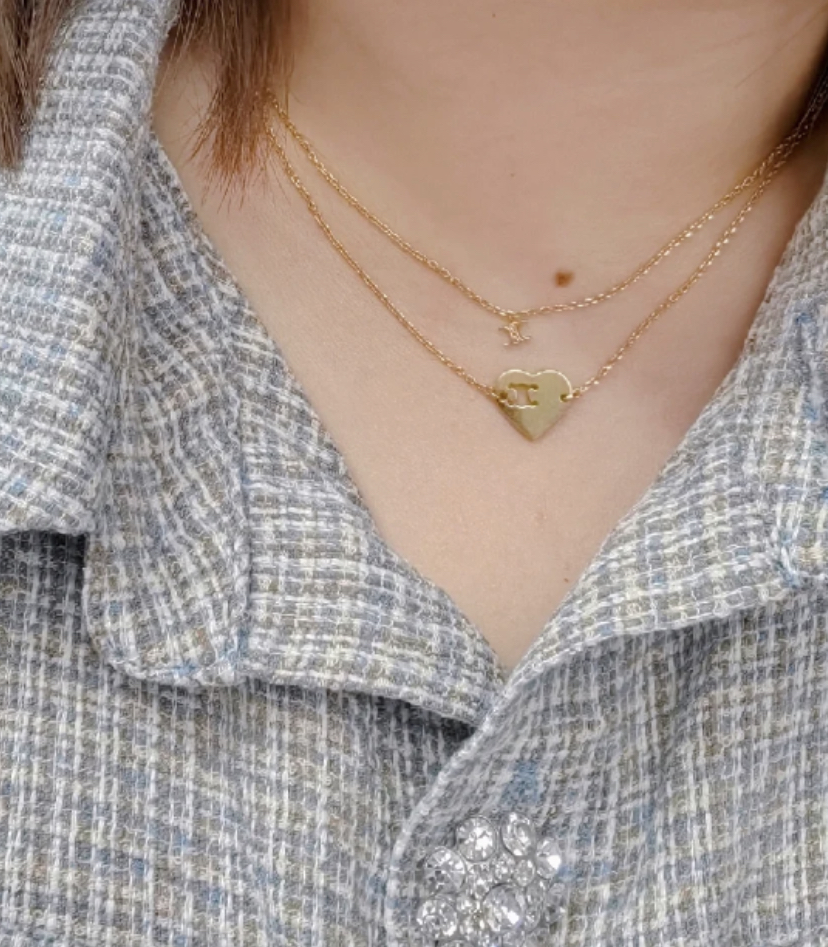 这款吊坠可以搭配较长的项链,叠戴的佩戴效果特别好看!