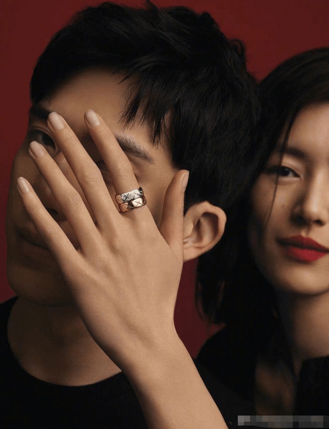 结果被刘雯工作人员以「信号不好，快起飞了」为由挂断电话，既没有正面回应，也没有做出任何的表态。