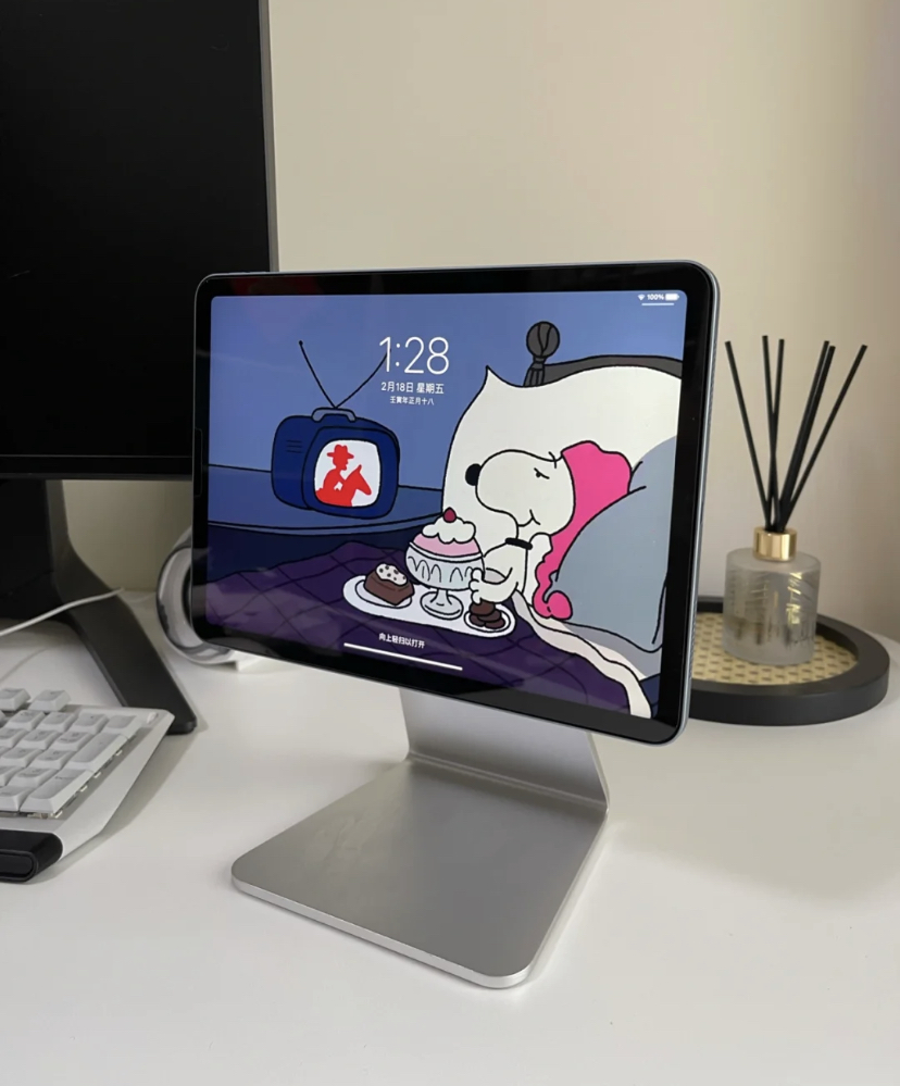 iPad一放手就能被磁铁支架稳稳吸住,可以自由调节不同角度使用,横放或竖直都不是问题!