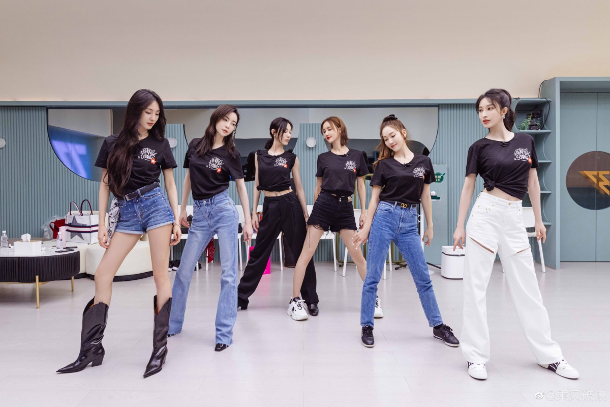 网友都发现于文文自从不当队长后,感觉整个人真的开心了很多。